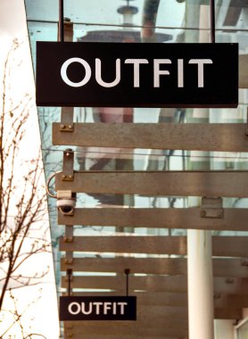 Talbot Green, Cardiff, Galler - Mayıs 2018: Outfit giyim mağazaları zincirinin bir şubesinin girişinin üzerinde imza