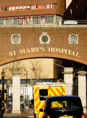 Londra, İngiltere - Şubat 2018 Paddington 'daki St Mary Hastanesi' nin kemerli girişini imzalayın