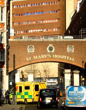 Londra, İngiltere - Şubat 2018: Paddington 'daki St Mary Hastanesi' nin kemerli girişi,.