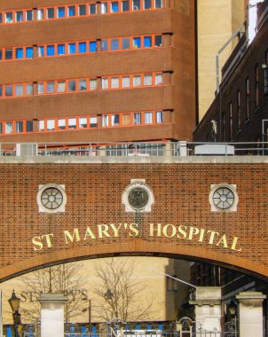 Londra, İngiltere - Şubat 2018 Paddington 'daki St Mary Hastanesi' nin kemerli girişini imzalayın