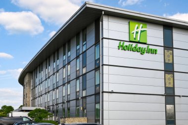 Andover, İngiltere - Haziran 2021: Stonehenge yakınlarındaki bir benzin istasyonunda Holiday Inn otelinin dışı