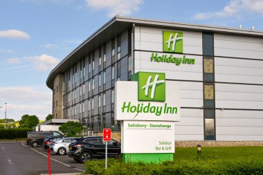 Andover, İngiltere - Haziran 2021: Stonehenge yakınlarındaki bir benzin istasyonunda Holiday Inn otelinin dışı