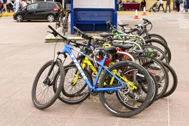 Poole, Dorset, İngiltere - Haziran 2021: Bisikletler bisiklet parkına bırakıldı