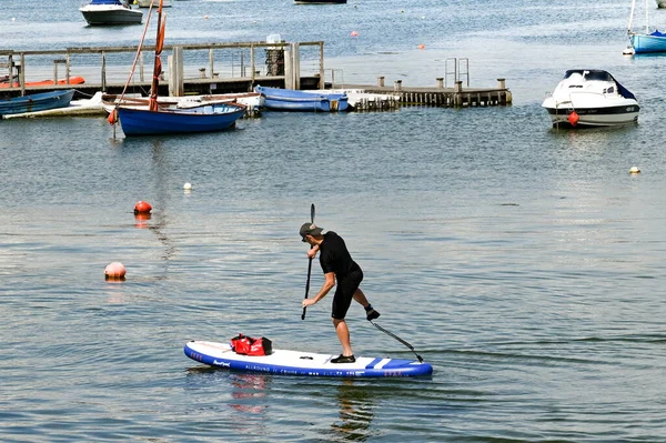 Poole Dorset Inglaterra Junio 2021 Paddle Boarder Balanceándose Una Pierna — Foto de Stock