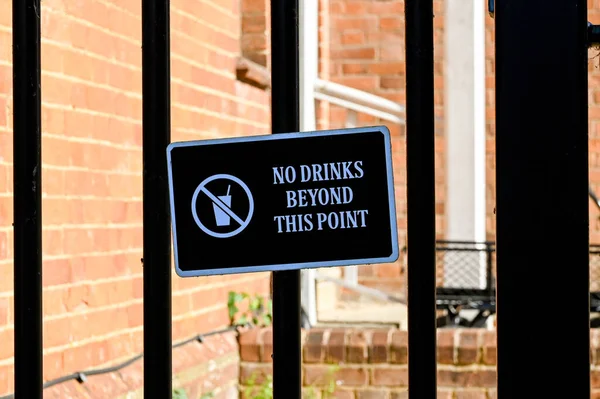 Sign Warning Customers Take Drinks Gate People — Stock Photo, Image