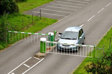Stroud, İngiltere - Ağustos 2021: Otomatik bariyer üzerindeki bir kontrol paneline basan bir kişinin hava görüntüsü