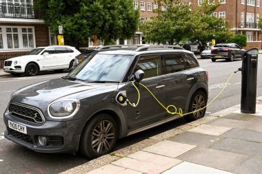 Londra, İngiltere - Ağustos 2021: Elektrikli araba elektrik şarj istasyonuna takıldı