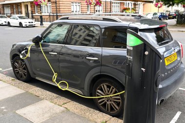 Londra, İngiltere - Ağustos 2021: Elektrikli araba elektrik şarj istasyonuna takıldı