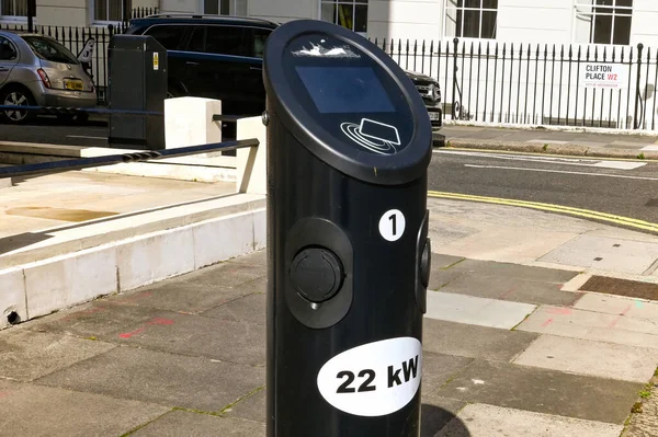 Londyn Anglia Sierpień 2021 Stacja Ładowania Samochodów Elektrycznych Ulicy Miejskiej — Zdjęcie stockowe