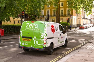 Londra, İngiltere - Ağustos 2021: Sıfır emisyonlu elektrik yüklü DPD dağıtım aracı. Bu, şirketin iklim değişikliğine tepkisinin bir parçasıdır..