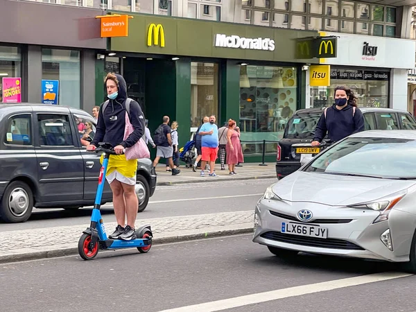 Londres Inglaterra Agosto 2021 Persona Montando Scooter Eléctrico Una Calle — Foto de Stock