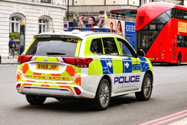 Londra, İngiltere - Ağustos 2021: Londra şehir merkezindeki bir caddede devriye gezen polis aracı