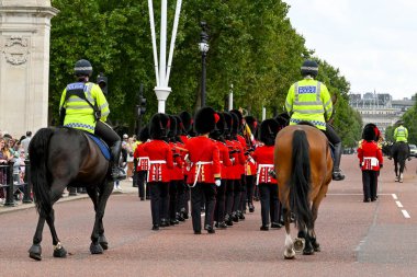 Londra, İngiltere - Ağustos 2021: AVM 'de üniformalı muhafızlara eşlik eden iki polis memuru