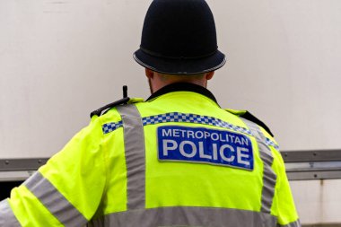 Londra, İngiltere - Ağustos 2021: Yansıtıcı ceket giyen bir Metropolitan Polis memuru.