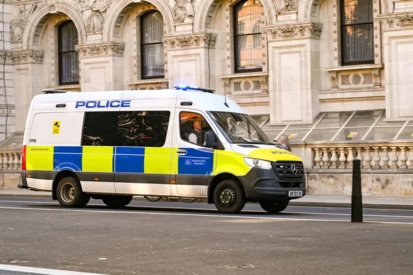 Londres Inglaterra Agosto 2021 Furgoneta Policial Con Luces Azules Parpadeando — Foto de Stock