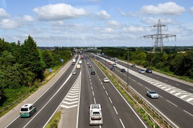 Bristol, İngiltere - Ağustos 2021: M4 otoyolunda kavşak 32 yakınında trafik