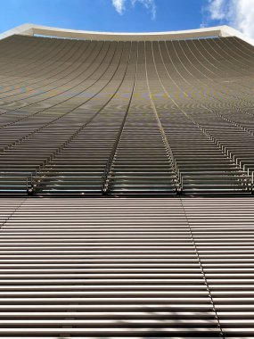 Londra, İngiltere - Ağustos 2021: Fenchurch Caddesi 'ndeki gökdelenin tepesine bakıyor. Şehrin finans sektöründeki binalardan biri olan bina, şeklinden ötürü 