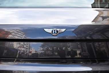 Londra, İngiltere - Ağustos 2021: Bentley lüks bir arabanın arkasındaki rozetin yakın görüntüsü