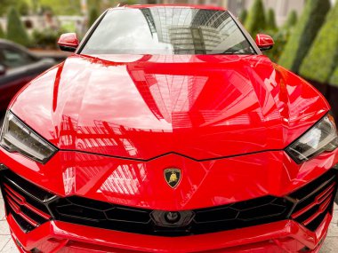 Londra, İngiltere - Ağustos 2021: Lamborghini 4x4 lüks bir arabanın önündeki rozetin yakın görüntüsü