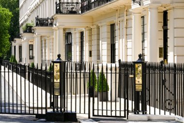 Londra, İngiltere - Ağustos 2021: Hyde Park manzaralı bir terasın dışında güvenli erişim düğmeleri olan yaya kapısı