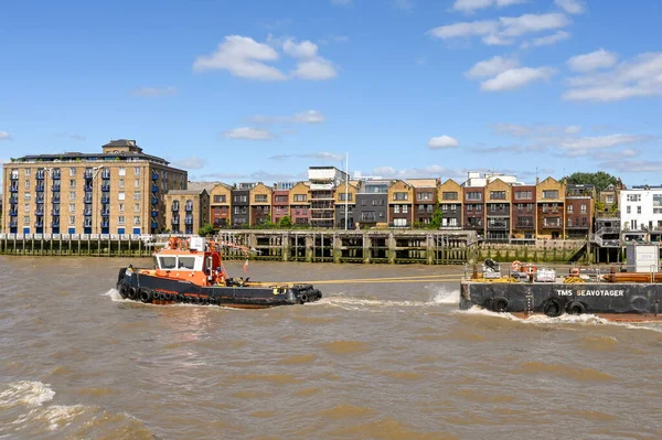 Londyn Anglia Sierpień 2021 Holownik Przemysłowy Holujący Barkę Tamizie — Zdjęcie stockowe