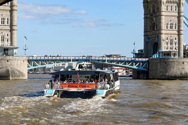 ロンドン イギリス 2021年8月 テムズ川のテムズクリッパー水上タクシーがタワーブリッジに近づいています — ストック写真