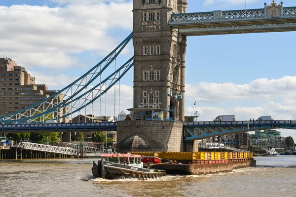 Londen Engeland Augustus 2021 Industrieboot Passeert Onder Een Brug Theems — Stockfoto