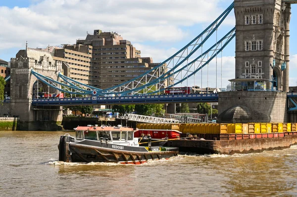 Londyn Anglia Sierpień 2021 Barka Przemysłowa Przepływająca Pod Mostem Tamizie — Zdjęcie stockowe