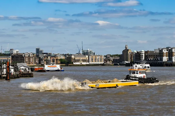 ロンドン イギリス 2021年8月 テムズ川の橋の下を通過する産業用バージ — ストック写真