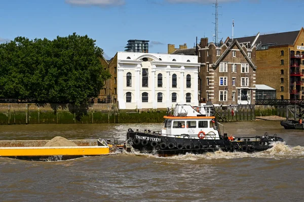 Londyn Anglia Sierpień 2021 Barka Przemysłowa Przepływająca Pod Mostem Tamizie — Zdjęcie stockowe
