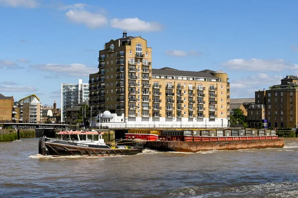 London England August 2021 Industrial Tugboat Towing Large Barge Containers — Stock Photo, Image