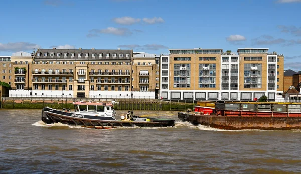 Londen Engeland Augustus 2021 Industriële Sleepboot Met Een Grote Boot — Stockfoto