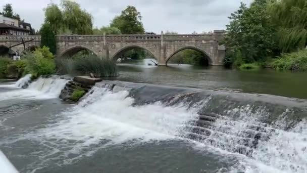 バサンプトン サマセット イングランド2021年8月 バサンプトンのエイボン川の堰 — ストック動画