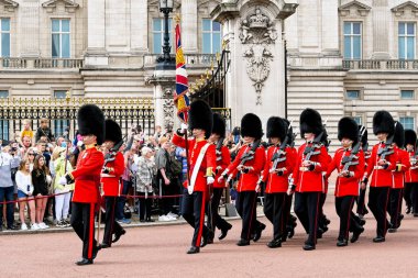 Londra, İngiltere - Ağustos 2021: Galli Muhafızlar, Muhafız Değişim Töreninden sonra Buckingham Sarayı 'ndan tören elbisesi içinde yürüyüş yaptılar.