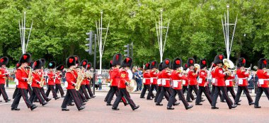 Londra, İngiltere - Ağustos 2021: Muhafız Değişim Töreninden sonra Buckingham Sarayı 'ndan gelen tören elbisesi giymiş bir alay bandosunun panoramik görüntüsü