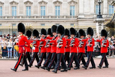 Londra, İngiltere - Ağustos 2021: Galli Muhafızlar, Muhafız Değişim Töreninden sonra Buckingham Sarayı 'ndan tören elbisesi içinde yürüyüş yaptılar.