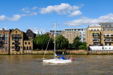 Londra, İngiltere - Ağustos 2021: Londra şehir merkezindeki Thames Nehri 'nde yelkenli tekne