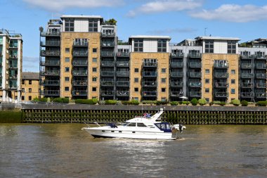 Londra, İngiltere - Ağustos 2021: Londra şehir merkezindeki Thames Nehri 'nde yelken açan lüks motorlu tekne