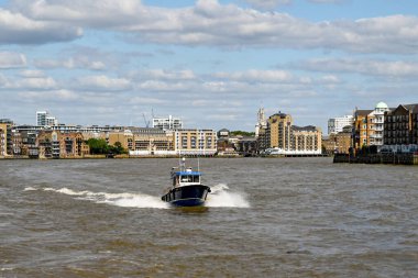 Londra, İngiltere - Ağustos 2021 Thames Nehri 'nde dalgalar ve pruvasından püsküren sürat teknesi