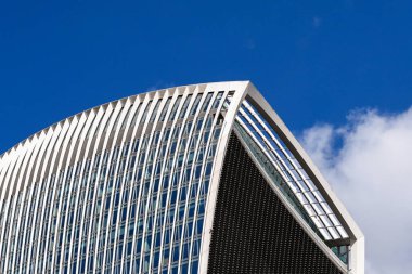 Londra, İngiltere - Ağustos 2021: Fenchurch Caddesi 'ndeki gökdelenin tepesi. Şehrin finans sektöründeki binalardan biri olan bina, şeklinden ötürü 