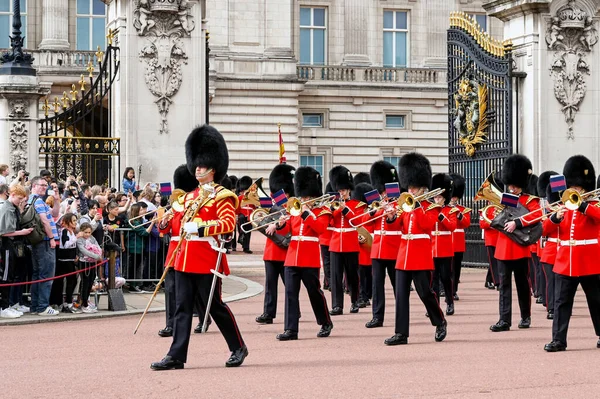 Londra, İngiltere - Ağustos 2021: Galli Muhafız Alayı, Muhafız Değişim Töreninden sonra Buckingham Sarayı 'ndan yürüyüş yapıyor.