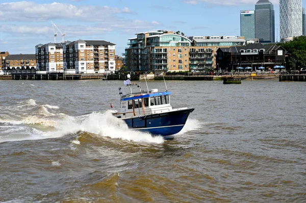 ロンドン イギリス 2021年8月 テムズ川で波とスプレーで高速モーターボート — ストック写真