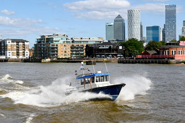 ロンドン イギリス 2021年8月 テムズ川で波とスプレーで高速モーターボート — ストック写真