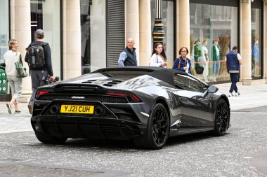 Londra, İngiltere - Ağustos 2021: Lamborghini spor arabası Londra şehir merkezindeki New Bond Caddesi 'nden geçiyor
