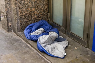 Londra, İngiltere - Ağustos 2021: Londra şehir merkezindeki bir binanın kapısında boş uyku tulumu