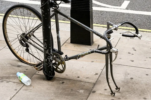 2021 앞바퀴가 자전거 중심부의 격자무늬에 고정되어 — 스톡 사진