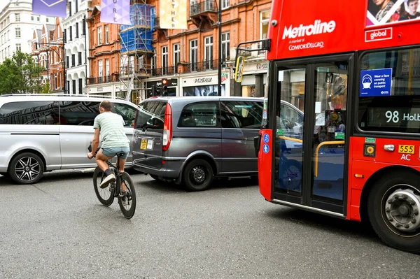 Лондон Англія Серпень 2021 Року Велосипеди Людини Ковзають Дорозі Між — стокове фото
