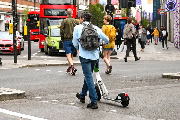 London England August 2021 Person Wheeling Electric Scooter Road Central — Stock Photo, Image