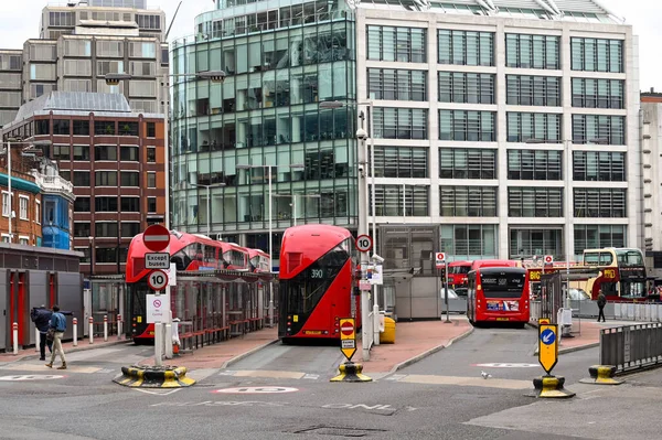 ロンドン イングランド 2021年8月 ロンドン中心部のビクトイラバスステーション内のバス — ストック写真