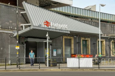 Pontypridd, Galler - Mayıs 2018: Kasaba merkezindeki Pontypridd tren istasyonuna giriş